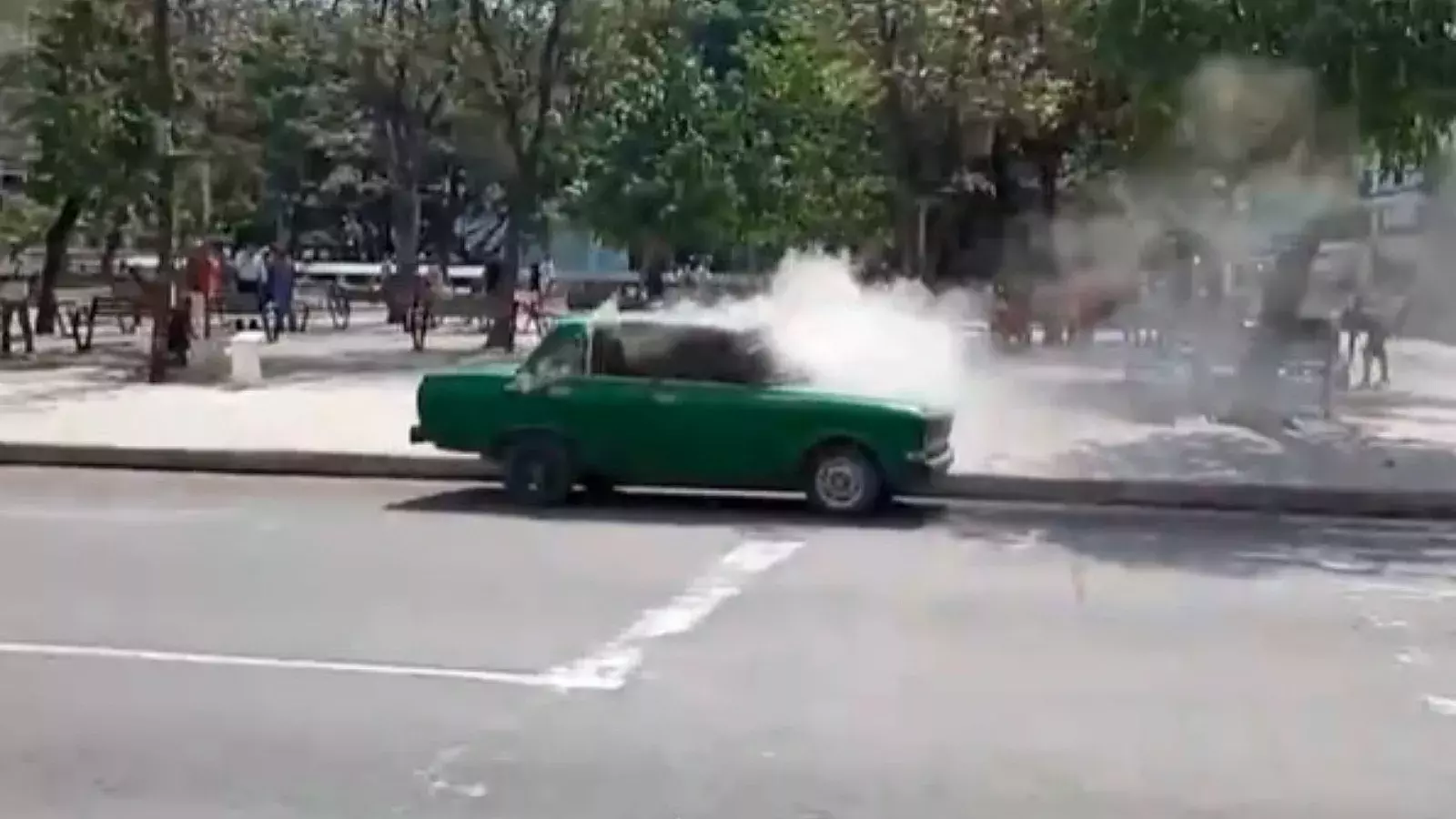 Auto se incendia en La Habana