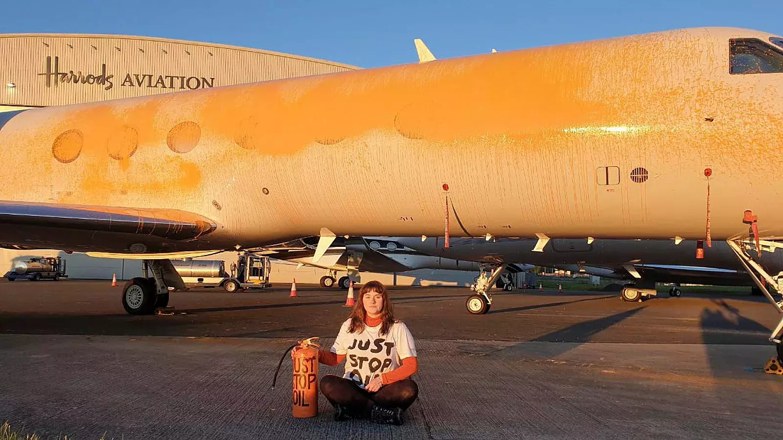 Activistas climáticos pintan con aerosol aviones privados; pensaban que el avión de Taylor Swift estaba en el aeropuerto