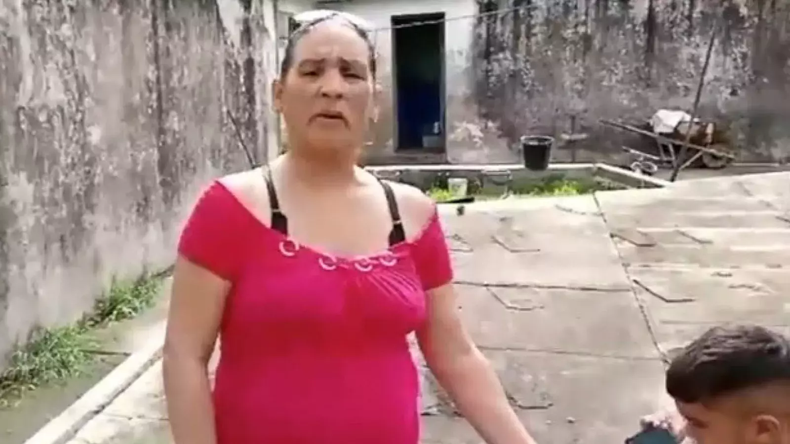 Madre cubana sobrevive con su hijo en un cine abandonado