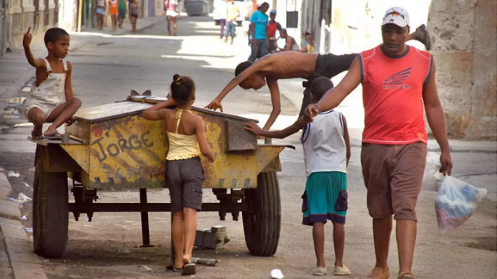 Niños cubanos en una calle