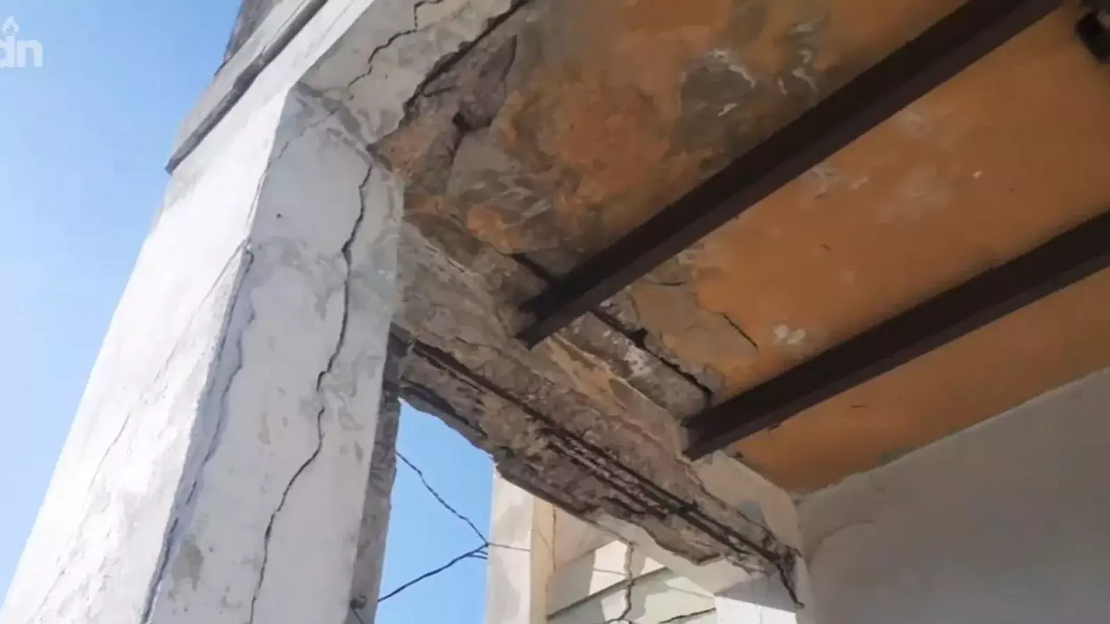 Edificio en peligro de derrumbe en El Cerro