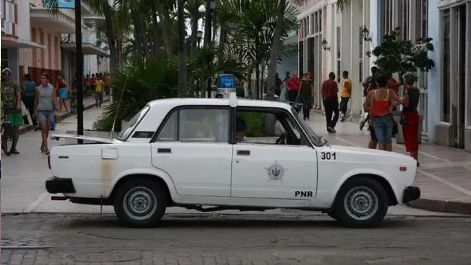 Patrulla de la policía cubana en una calle