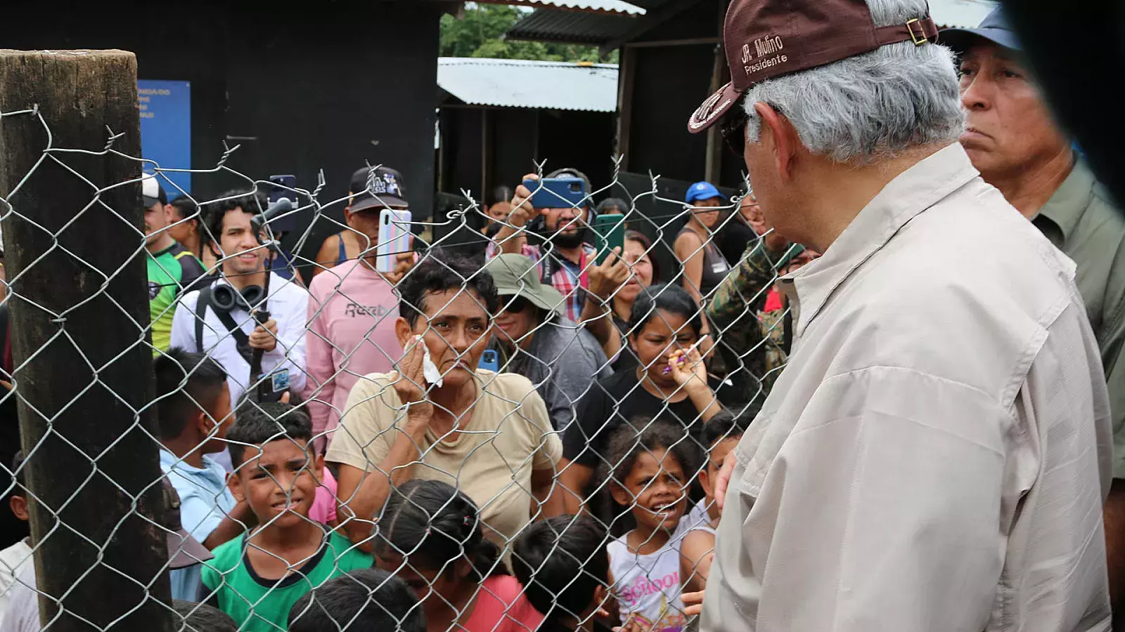 Con alambre de púas y militares, así amanecieron los pasos de la selva del Darién