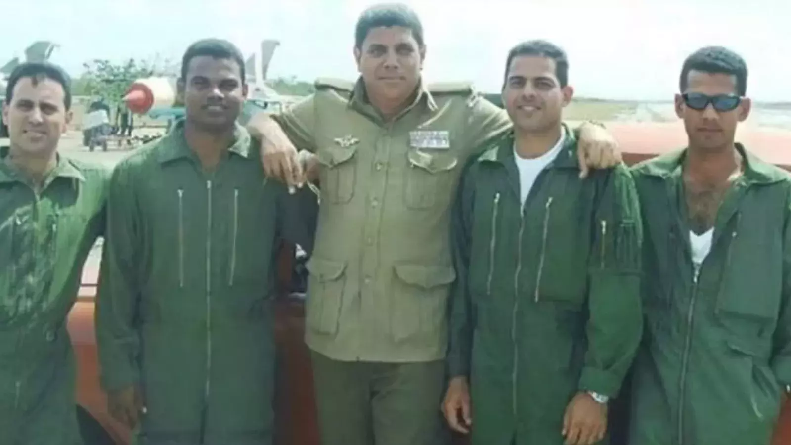 Luis Raúl González-Pardo Rodríguez junto a otros militares cubanos