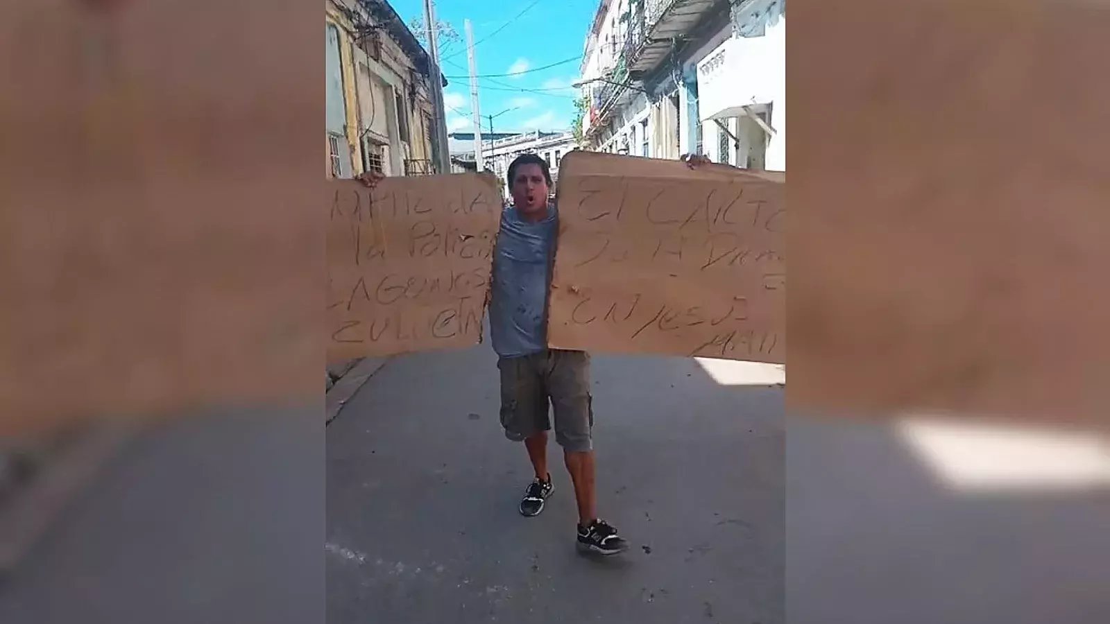 Opositor Alberto Turis protesta en La Habana Vieja