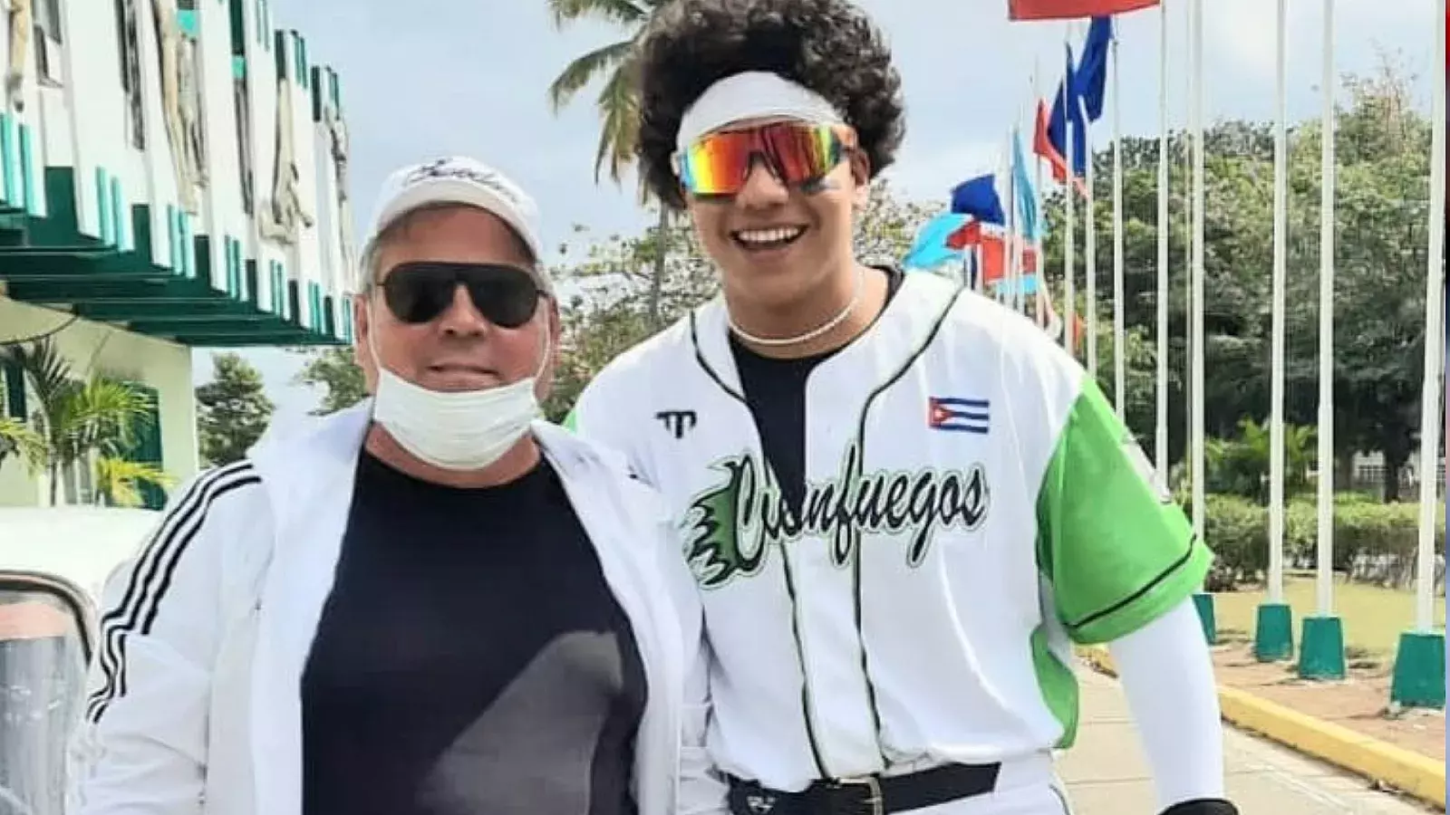 Xian Vega, de la familia Vega-Granados, sale de Cuba en busca de firma MLB