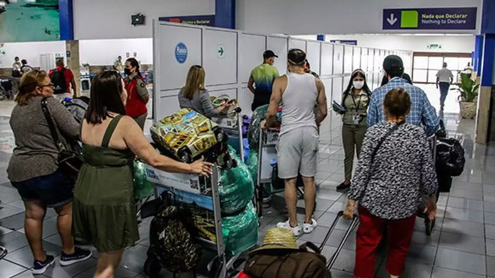 Pasajeros llegan a Cuba