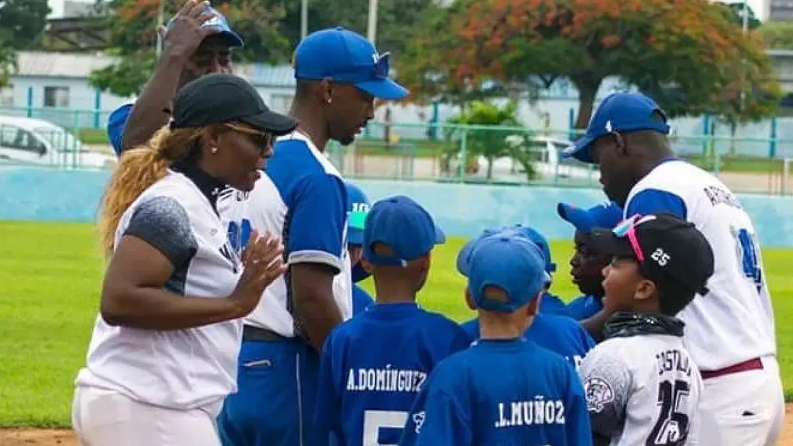 Annie Fonseca, la primera mujer en dirigir un equipo de hombres en el béisbol cubano