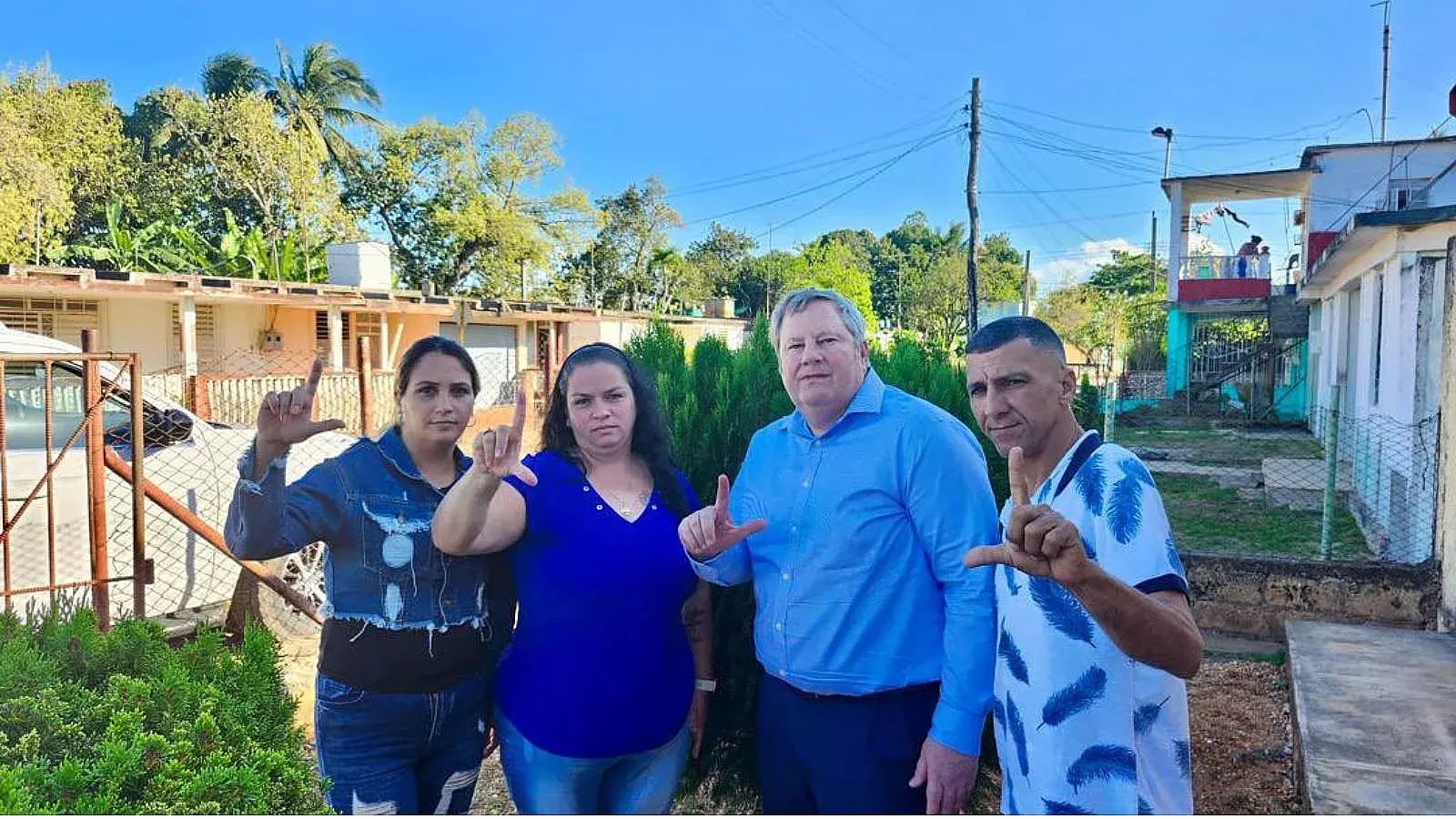 Mike Hammer durante su visita en Matanzas