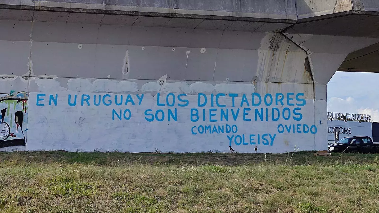 &quot;En Uruguay los dictadores no son bienvenidos&quot;, cubanos se manifiestan