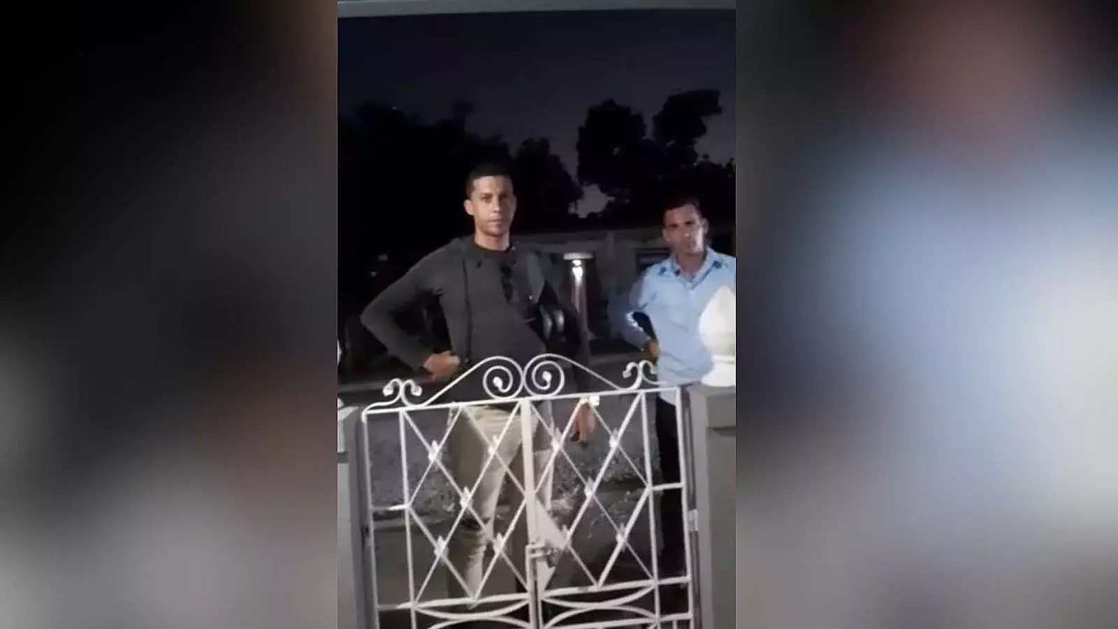 Agentes de la Seguridad del Estado en la puerta de la casa de los activistas