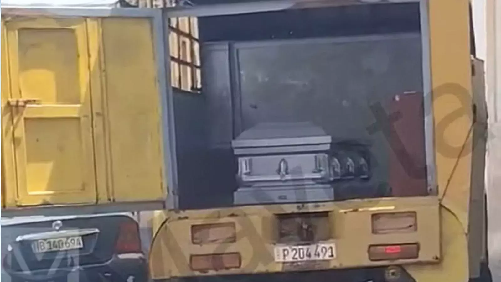 Momento en el que montan el ataúd vacío en un camión