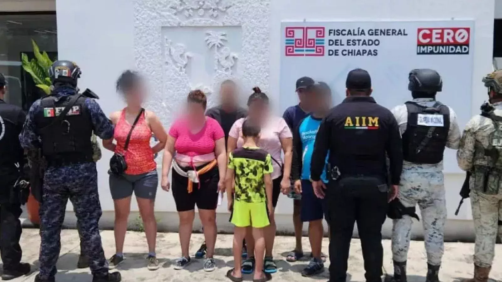 Los siete cubanos en el momento en que fueron rescatados