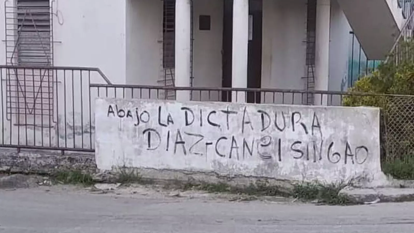 Un cartel contra el régimen apareció el 17 de junio de 2025 en Guanabacoa, La Habana