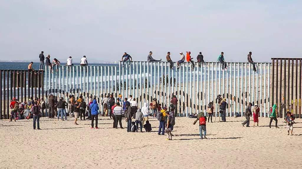 EEUU registra récord de migrantes que cruzan ilegalmente la frontera sur, más de 2,4 millones en 2022