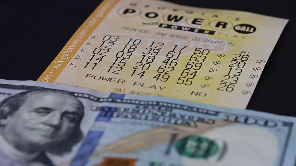 Anuncian los números ganadores del Powerball: el premio mayor aumenta a $2.300 millones