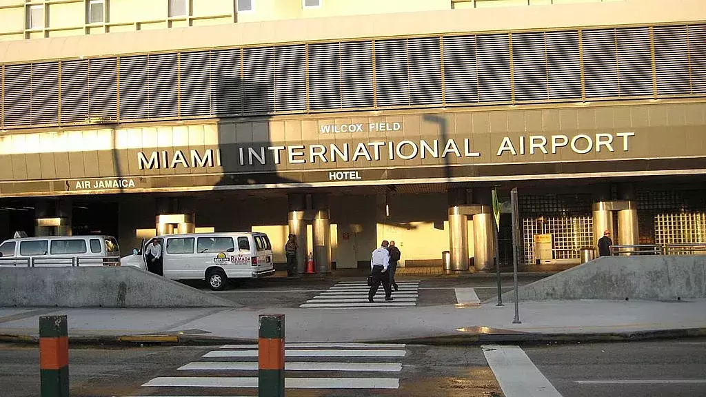 Detienen a 2 asistentes de vuelo en aeropuerto de Miami por presunto tráfico de drogas