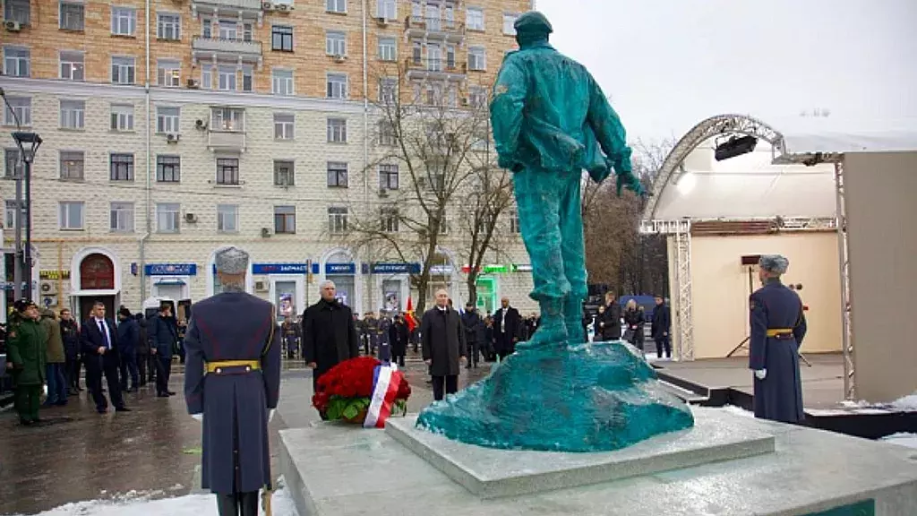 Los fondos necesarios para construir el monumento, valorado en $327 000, fueron aportados, supuestamente, por la Sociedad Histórica Militar Rusa