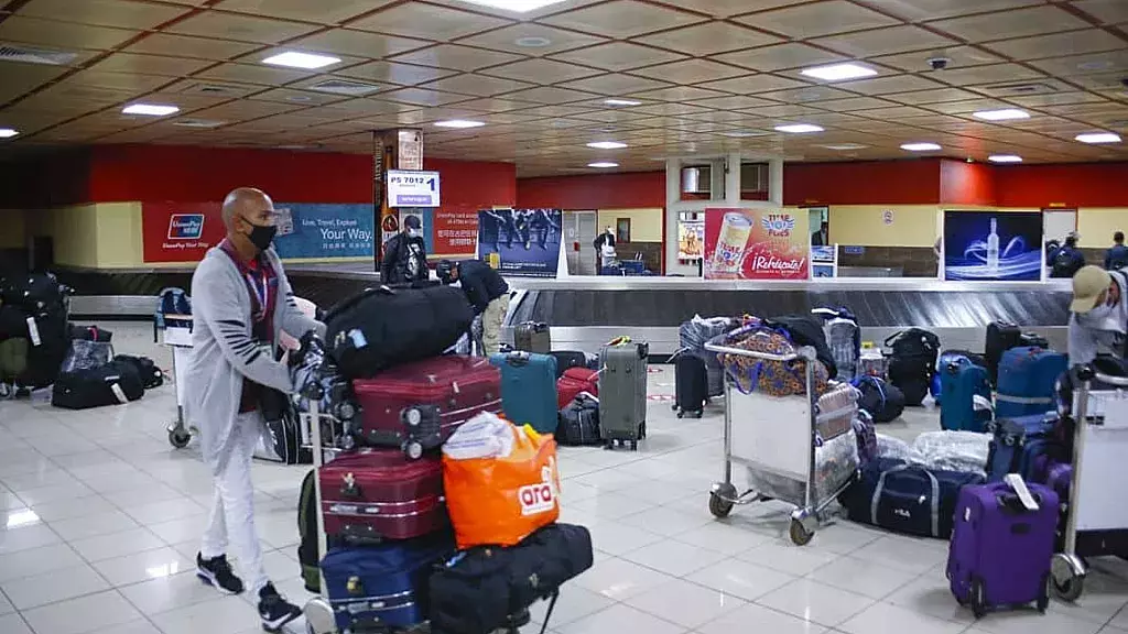 Pasajeros arribando a aeropuertos cubanos