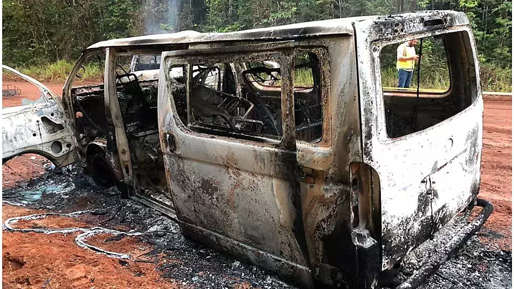 Uno de los vehículos calcinados tras accidente en Guyana