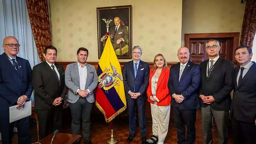 Representantes de la UPLA, con Guillermo Lasso.