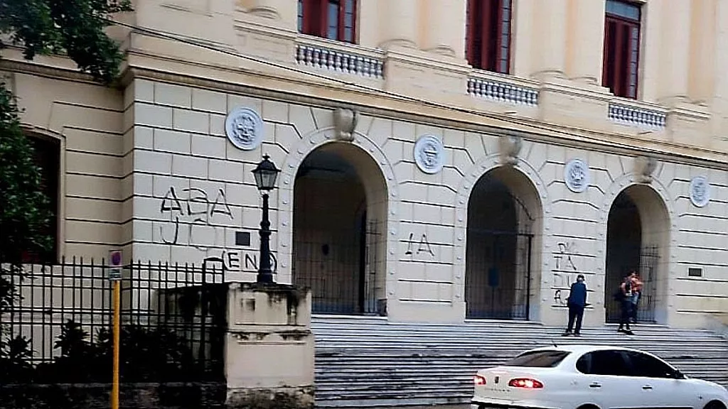 El grupo clandestino El Nuevo Directorio se adjudicó la autoría de esta pintada