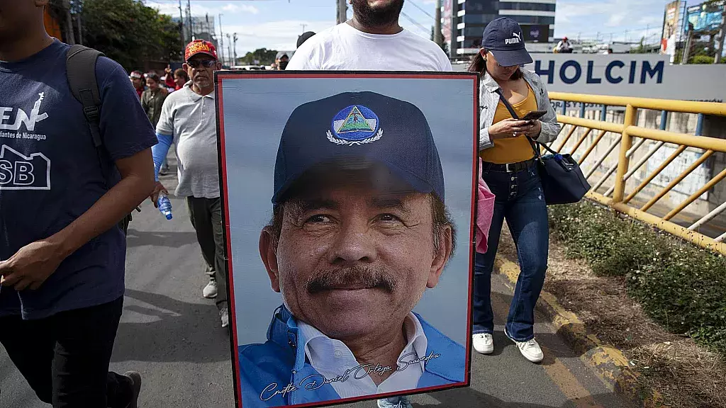 Adolescente desterrado de Nicaragua por supuestamente publicar un post en Facebook contra el régimen