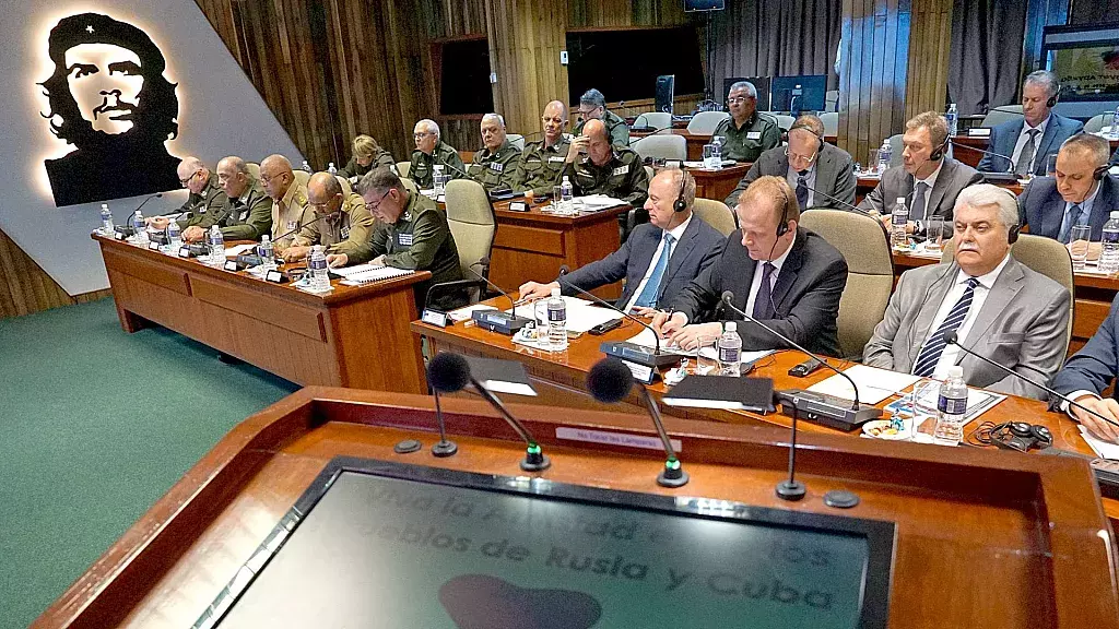 Funcionarios de Seguridad rusos y militares cubanos en La Habana en febrero de 2023.