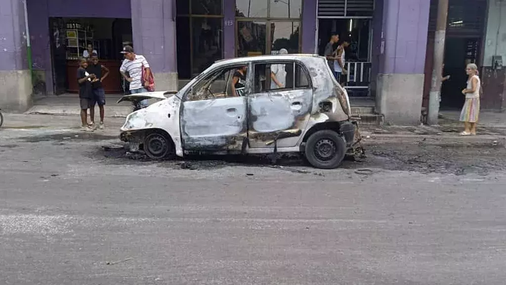 Auto se incendia en La Habana