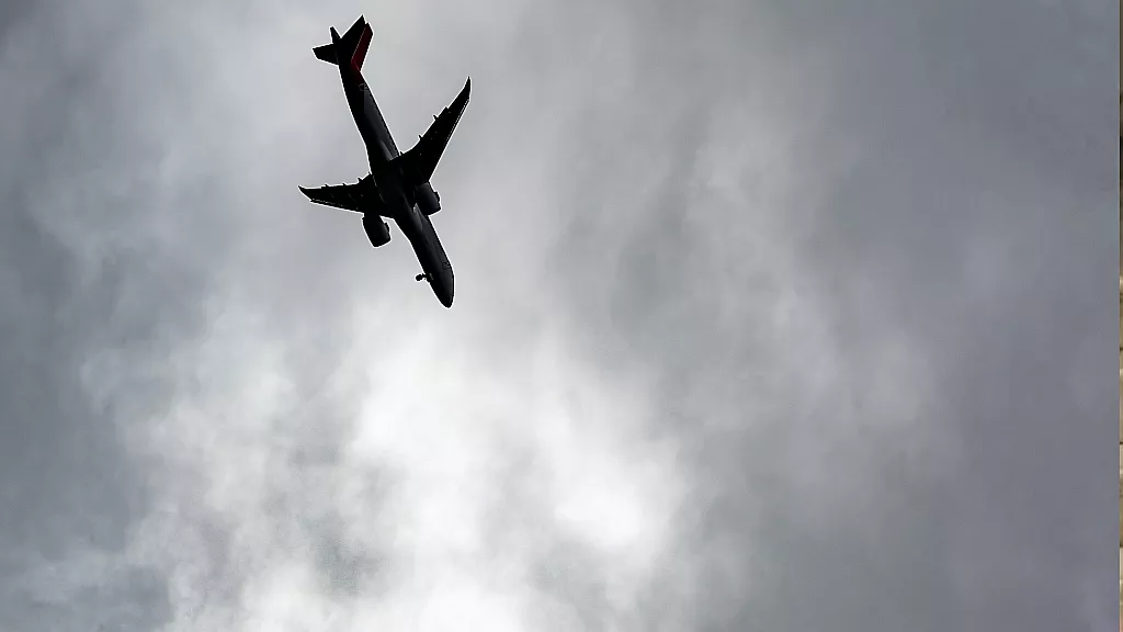 Imagen referencial. Avión en caída.