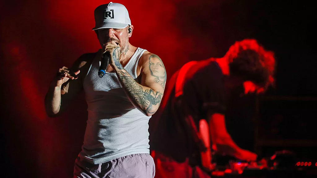 Residente anuncia un nuevo álbum con un original video de terapia