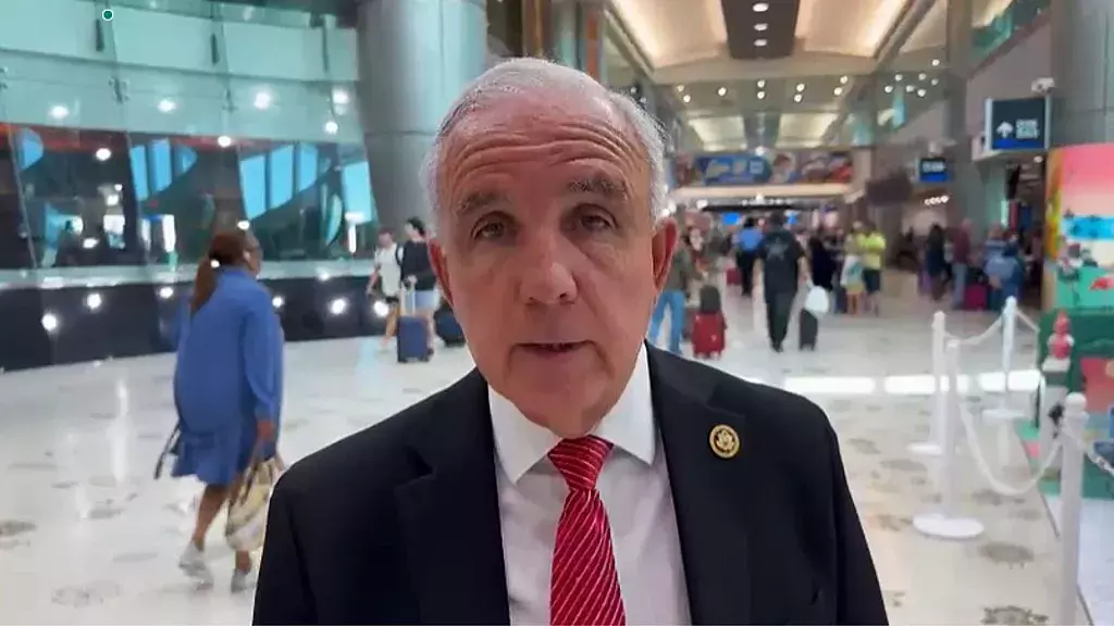 Congresista Carlos A. Gimenez en el aeropuerto internacional de Miami