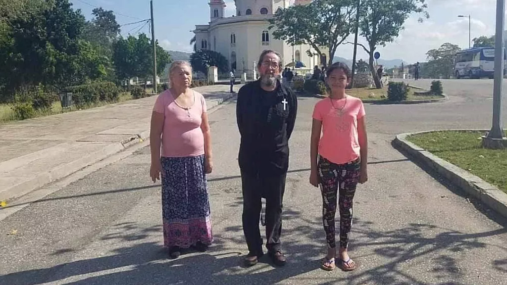 Familia cubana plantada en Santuario del Cobre