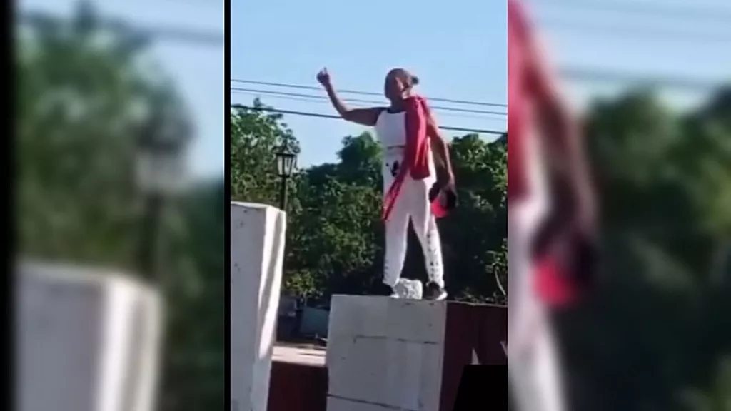 Señora protesta en Plaza de Río Cauto, Granma y se la llevan arrastrada