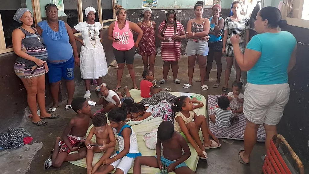 Madres cubanas con sus hijos ocupan una imprenta abandonada