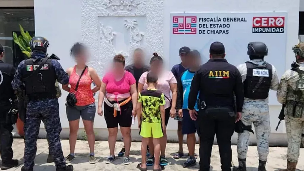 Los siete cubanos en el momento en que fueron rescatados