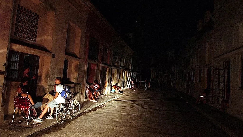 Apagones empeoraron en Cuba el domingo tras disparo de varios circuitos