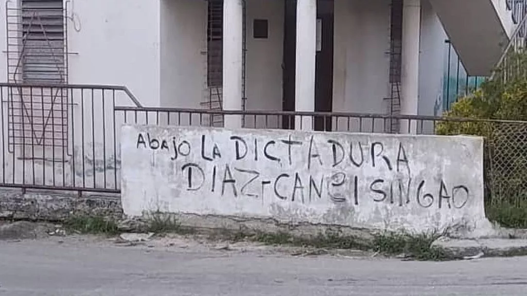 Un cartel contra el régimen apareció el 17 de junio de 2025 en Guanabacoa, La Habana