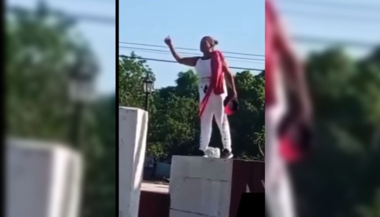 Señora protesta en Plaza de Río Cauto, Granma y se la llevan arrastrada