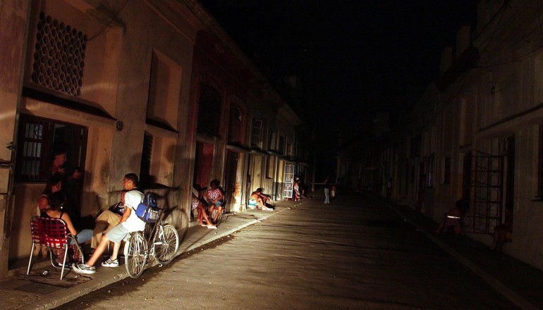 Apagones empeoraron en Cuba el domingo tras disparo de varios circuitos