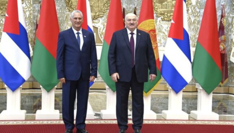  Díaz-Canel Bermúdez fue recibido en el Palacio Presidencial por su homólogo bielorruso, Aleksandr Lukashenko.