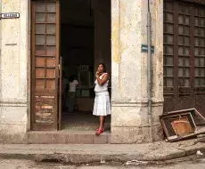 Cubana en una calle de La Habana