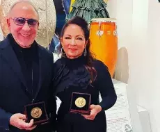 Gloria y Emilio Estefan con la Medalla del Bicentenario James Smithson