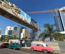 Autos pasan junto a hoteles en construcción y otros ya abiertos.