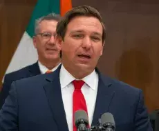 DeSantis firma ley que permite porte de armas sin permiso en Florida