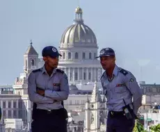 Policías vigilan La Habana. Imagen de referencia.