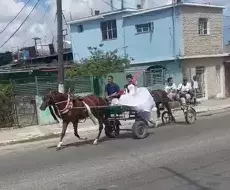 Boda a caballo por falta de gasolina en Cuba