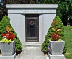 Mausoleo de Celia Cruz en cementerio de Nueva York