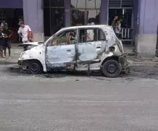 Auto se incendia en La Habana