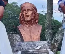 Derriban estatua del Che en El Salvador